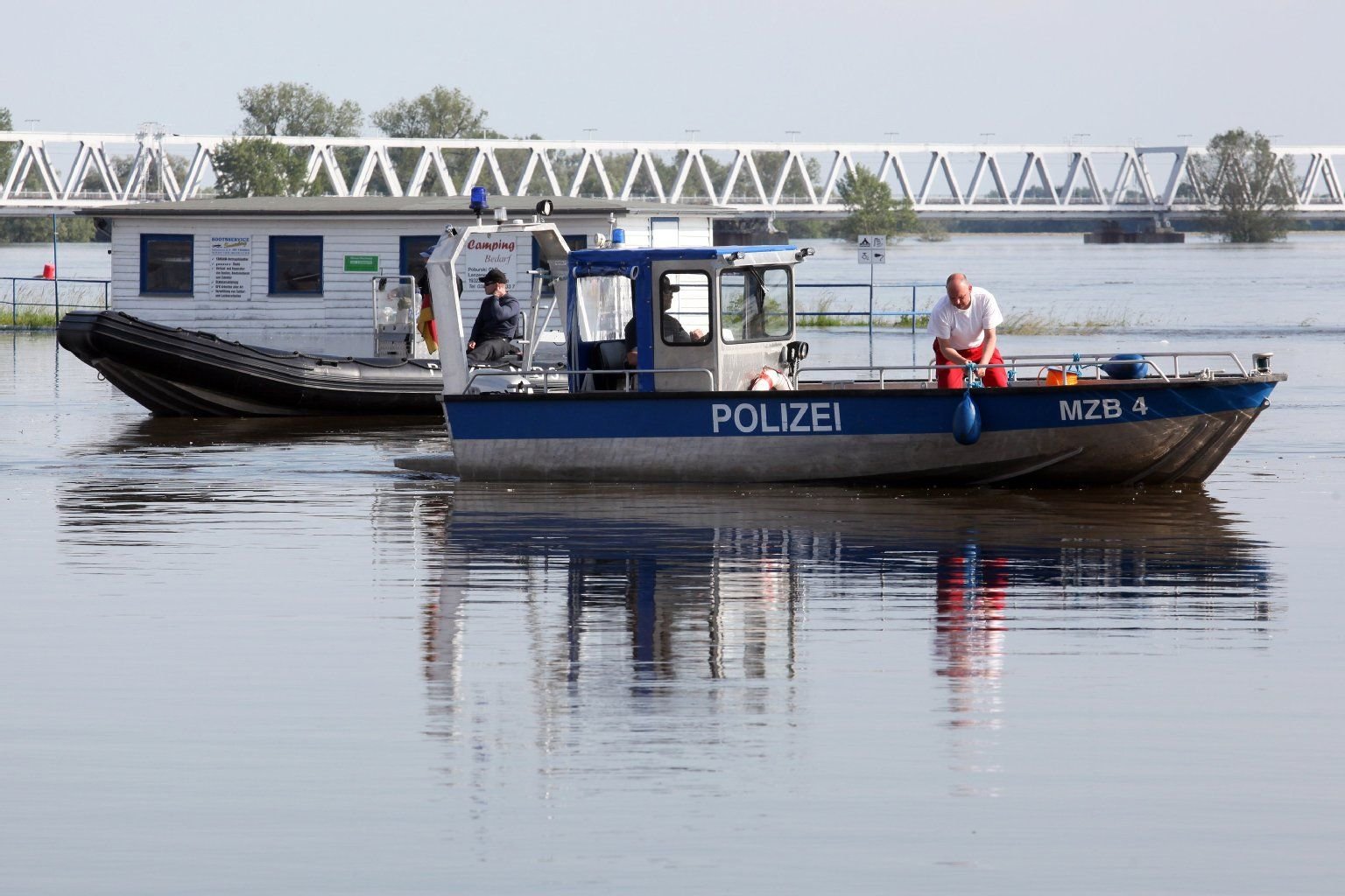 Hochwasser: Polizeiboote auf der Elbe in Wittenberge.