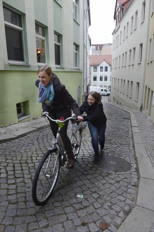 Bei der Steigung muss die Mitbewohnerin anschieben!