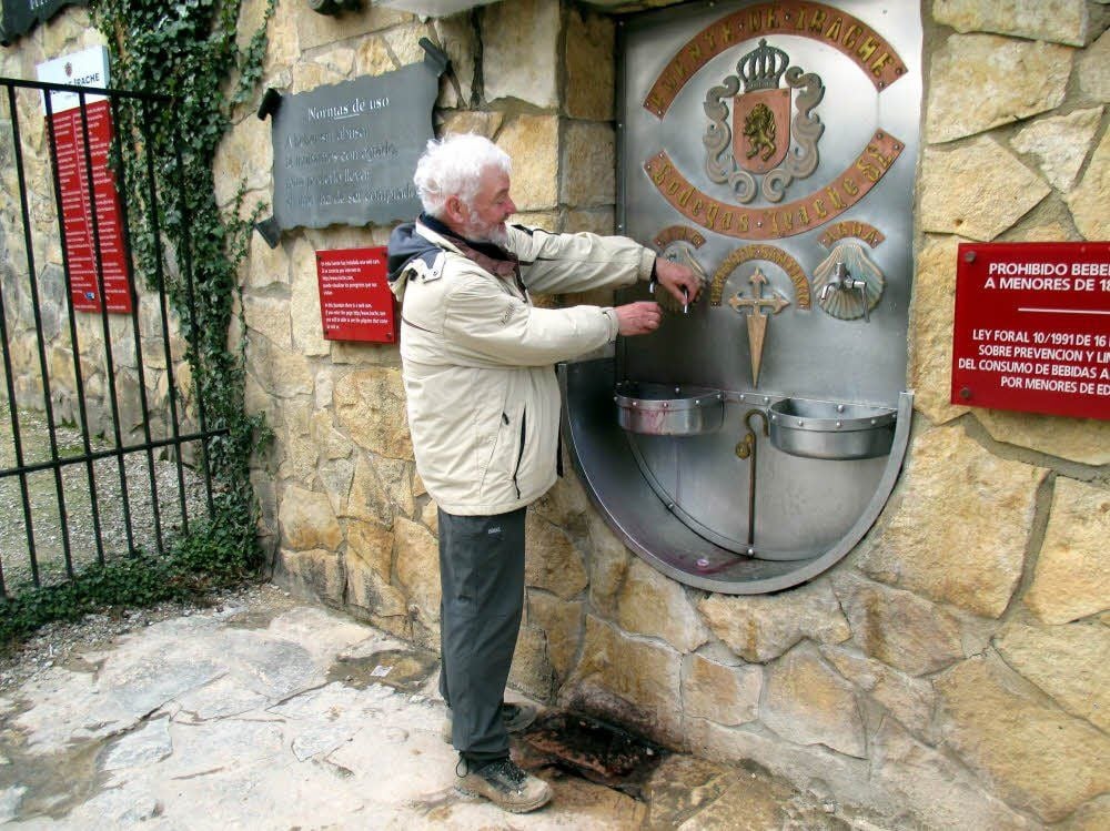 An einem Pilgerbrunnen konnte kostenlos Wasser und Wein gezapft werden.