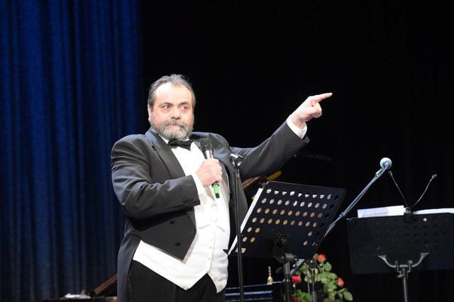 NT-Intendant spricht das erste Grußwort an das Publikum.