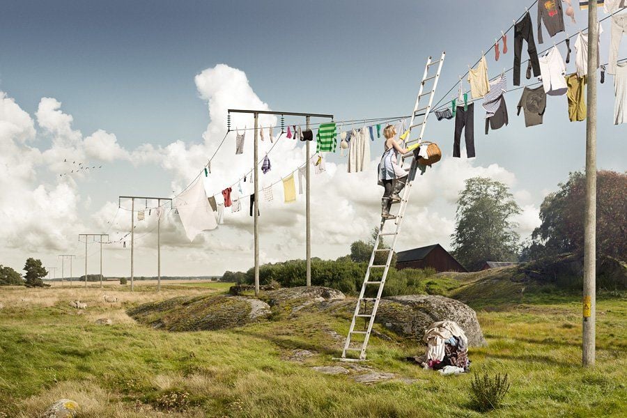 Warum die Wäsche auf eine Leine hängen, wenn man eine Stromtrasse vor der Haustür hat? „Big laundry day“, 2011.