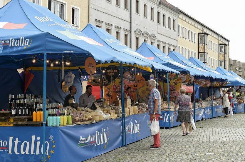 Der italienische Wochenmarkt auf dem Dessauer Marktplatz findet von montags bis donnerstags statt.