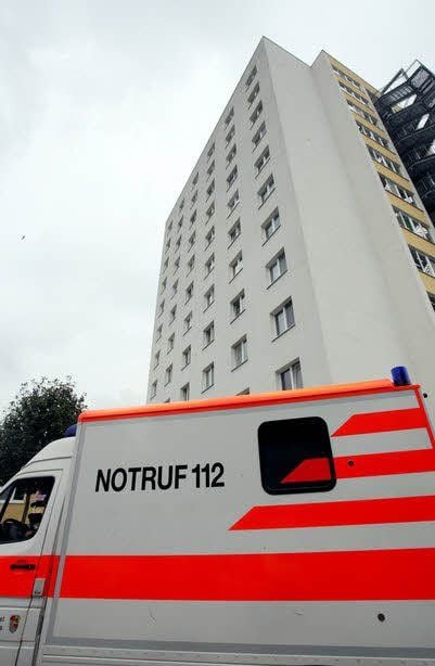 Ein Student ist am frühen Mittwochmorgen aus einem Fenster eines Studentenwohnheims in der Kurt-Mothes-Straße 8 gefallen.