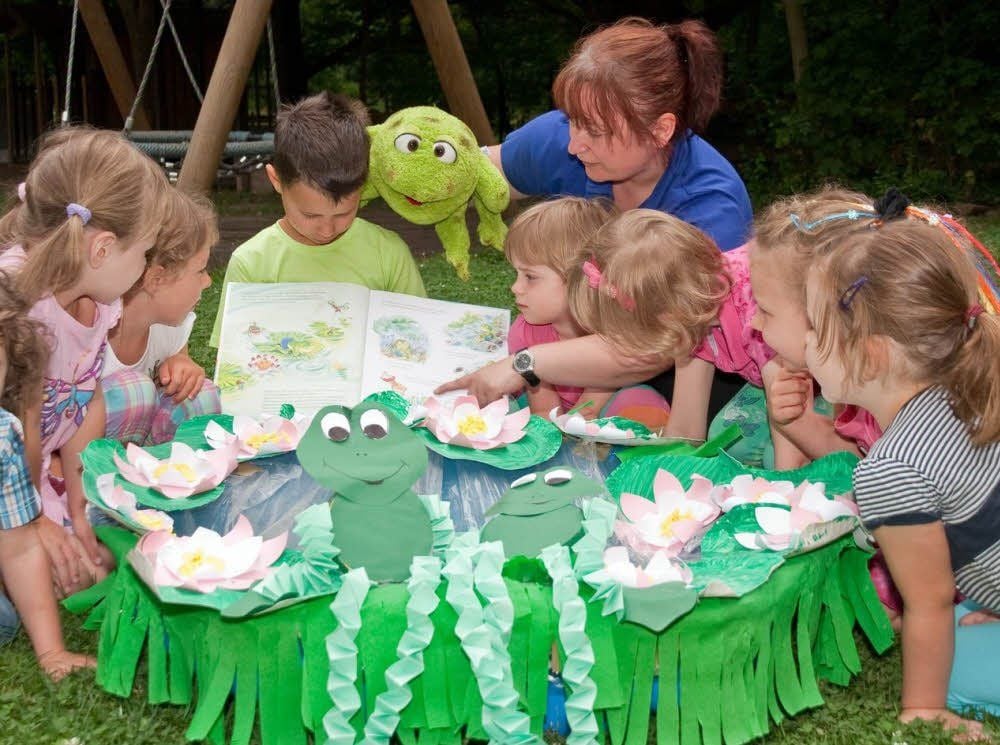 Lernen am gestalteten Seerosenteich mit Wetterfrosch Fridolin: Kinder und Erzieherin Manuela Hinz .