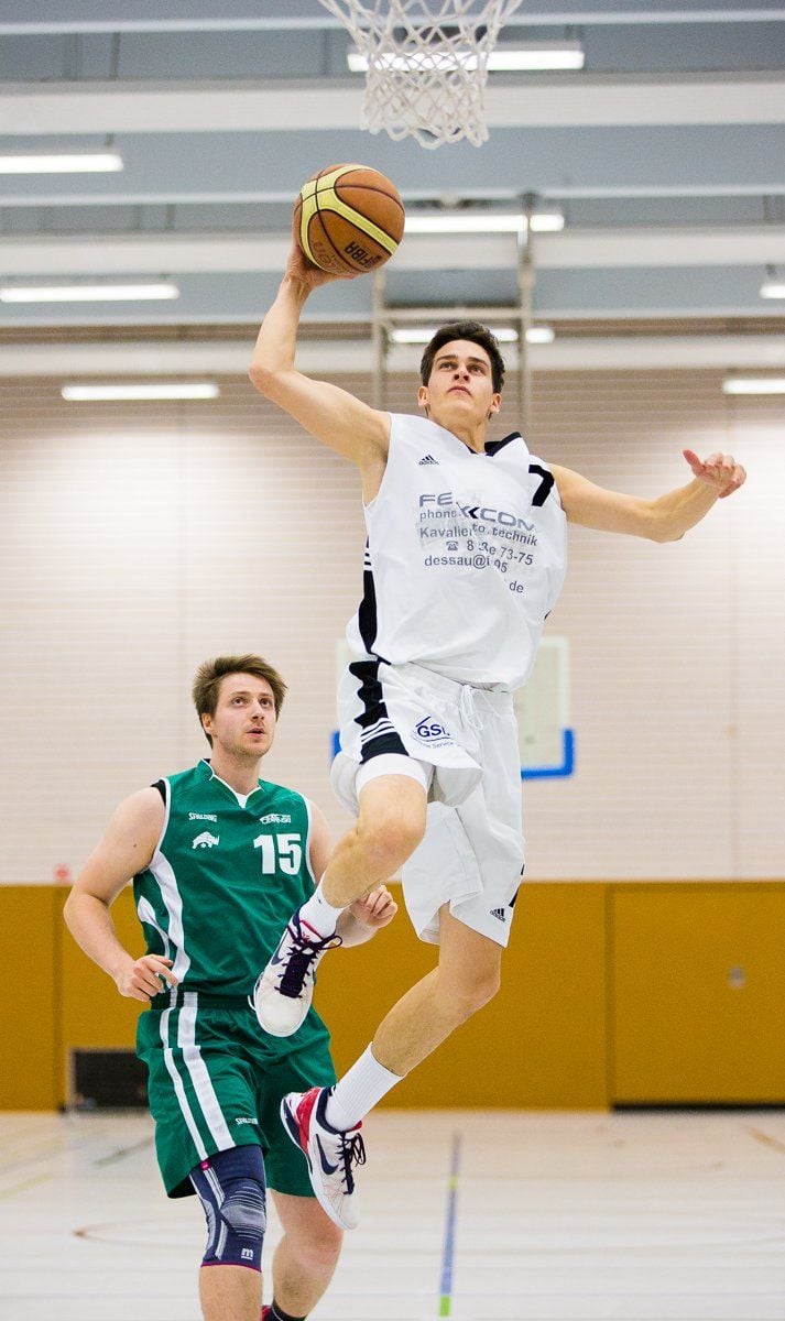 Dessaus Stefan Ahrens (weiß, Nummer 7) legte mit seinen Punkten vor der Pause den Grundstein für den Sieg.