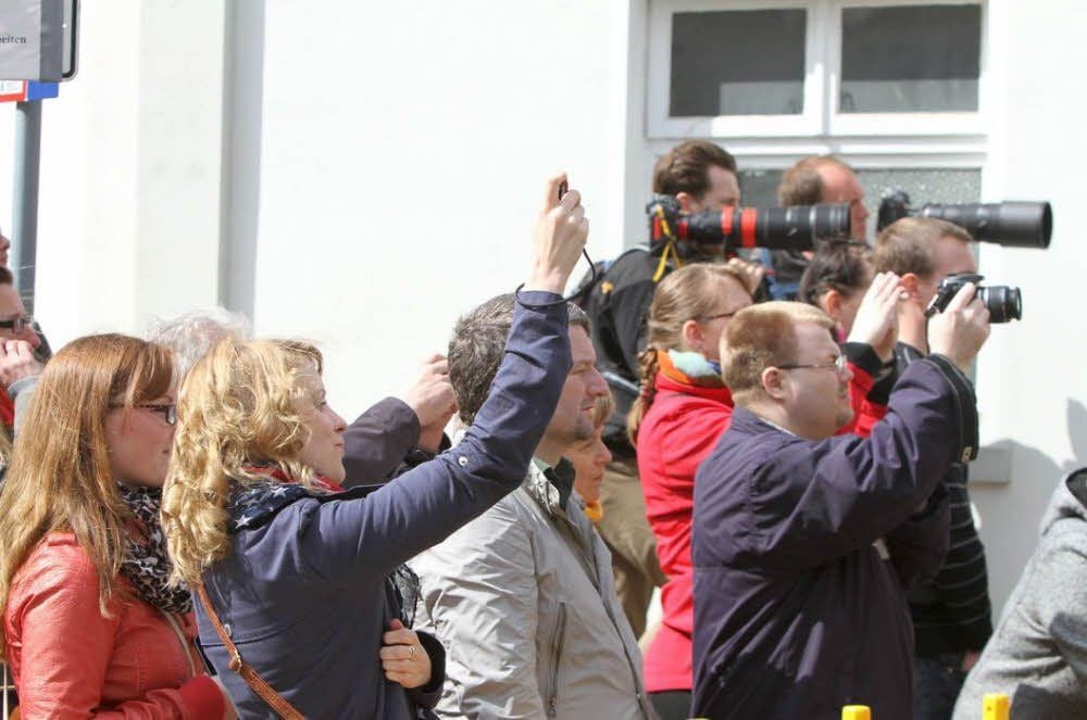 Paparazzi und Neugierige belagern das abgesperrte Set in Goslar.