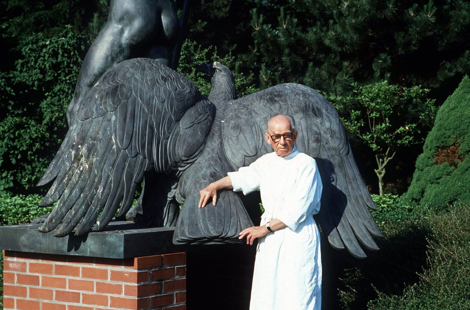 Bekannt für seinen monumentalen Stil: Bildhauer Arno Breker 1985 im Garten neben einer seiner Skulpturen.