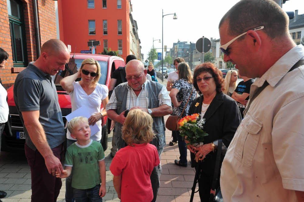 Judith Bodniuk (2. von rechts) mit ihrem Mann Aron und Sohn Shay (rechts) auf den Spuren ihrer Großeltern in Weißenfels. Die Gäste aus Haifa sind hier im Gespräch mit der Familie Eichardt, die heute das Haus in der Merseburger Straße bewohnt.