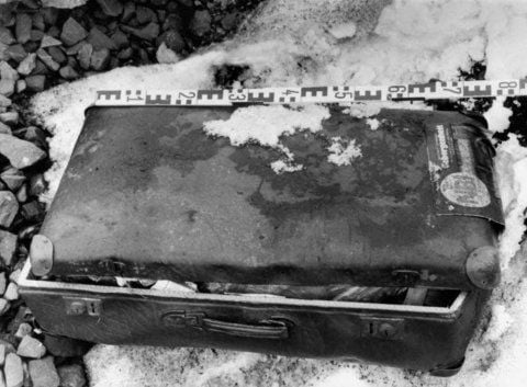 In einem Koffer hat Matthias S. 1981 die Leiche des Siebenjährigen aus einem Zug geworfen - eingewickelt in alte Zeitungen. Das Foto stammt aus einem Fernsehbericht über den Mordfall.