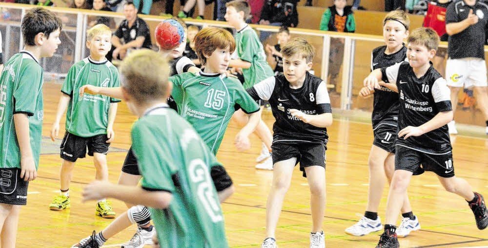 Gleich schlägt der Ball im gegnerischen Gehäuse ein. Paavo Kölling (am Ball) gewann mit der E-Jugend des SV Grün-Weiß Wittenberg das Auftaktmatch des 44. Handball-Weihnachtsturniers gegen die SG HBC Wittenberg/SV Apollensdorf 07 deutlich 14:8.
