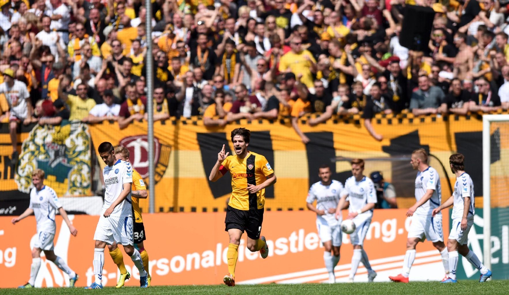 Letzte Chance Relegation? Dresdens Romain Bregerie (M) jubelt nach seinem Treffer zum 1:1. Dynamo kam gegen den KSC nicht über ein 2:2 hinaus.