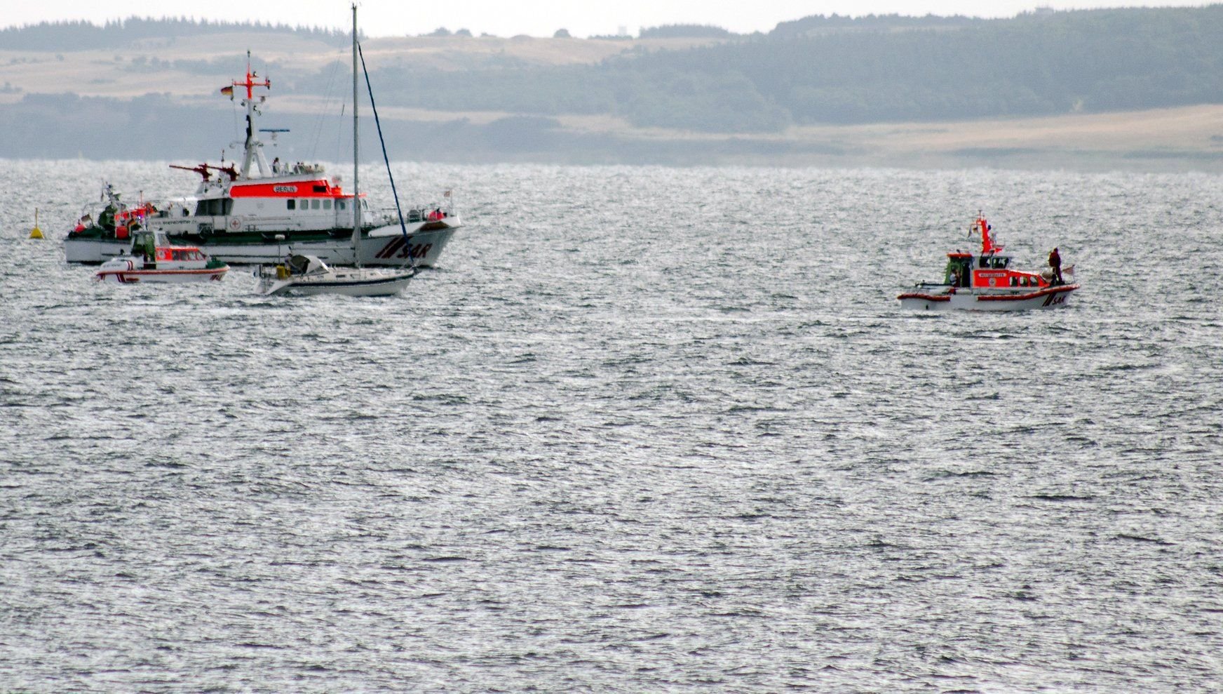 Mehrere Rettungsboote suchen in der Ostsee vor Behrensdorf (Kreis Plön) nach dem gesunkenen Kutter aus Lippe in der Hohwachter Bucht.