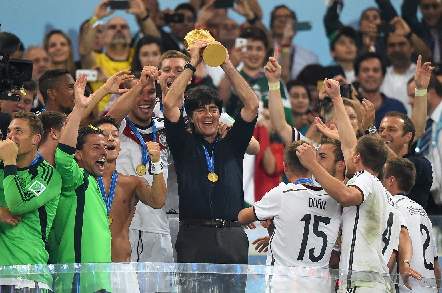 Bundestrainer Joachim Löw mit dem WM-Pokal.