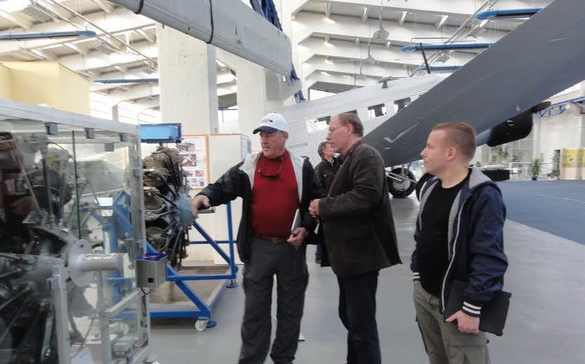 Jerry Beto (l.) bei der Führung im Technikmuseum „Hugo Junkers“ durch Klaus Lehr (M.). Christian Ratzel begleitete den MZ-Gast auch in Piethen.