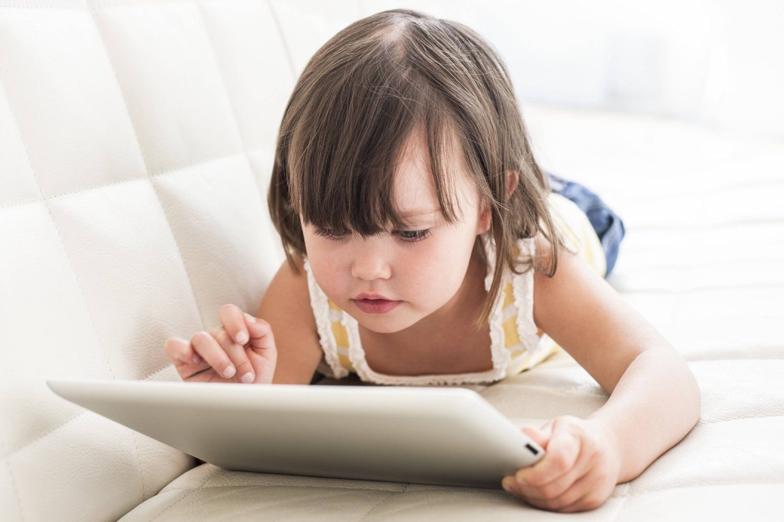 Schon die Kleinsten beschäftigen sich gerne mit dem Tablet oder Smartphone.