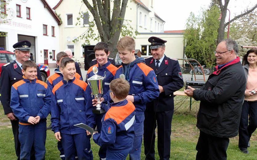 Die Jugendfeuerwehr Prettin sicherte sich beim Vergleich in Plossig den großen Wanderpokal.