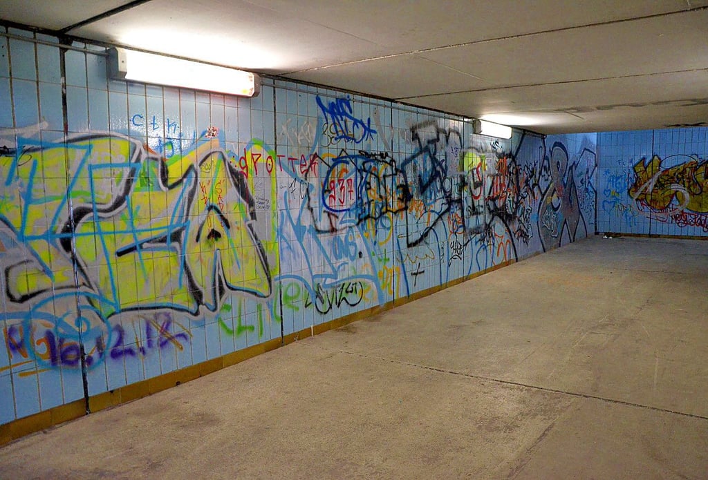 Der Fußgängertunnel ist nicht sehr einladend. Die Wände sind komplett mit Graffiti beschmiert.