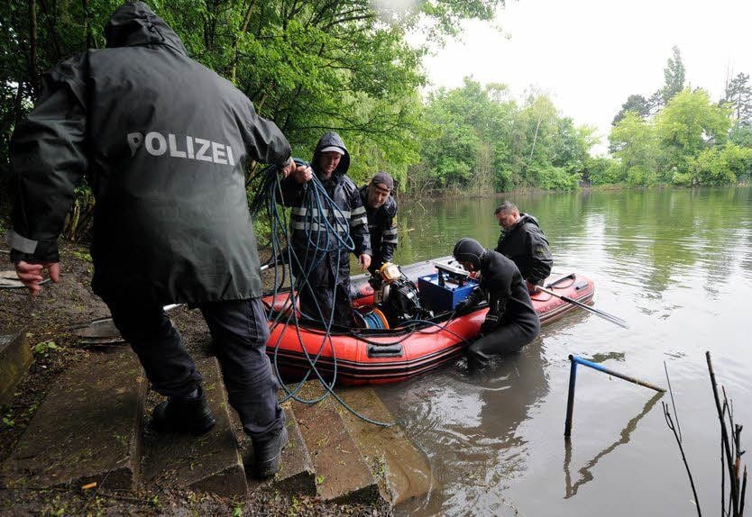 Per Boot wurde das Gewässer zunächst gescannt.