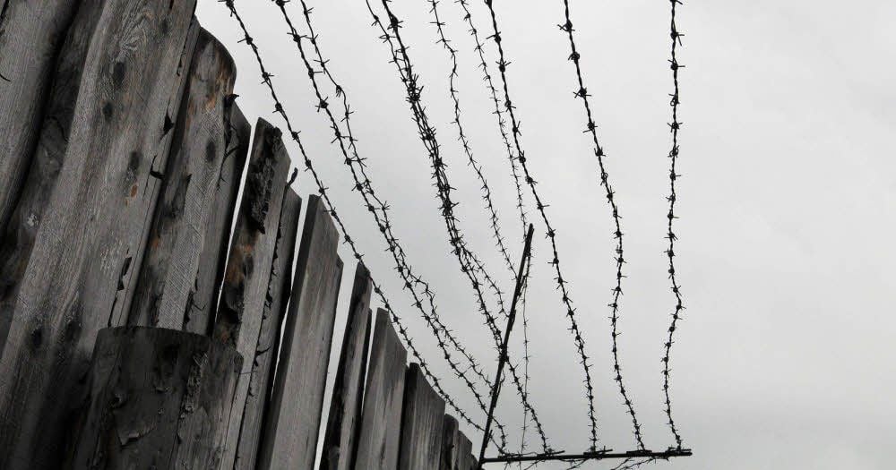 Bretterzaun und Stacheldraht an einem der ehemaligen russischen Verbannungsorte, dem Straflager Perm 36, heute Gulag-Museum