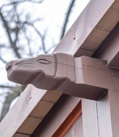 Hundekopf als Balkenabschluss