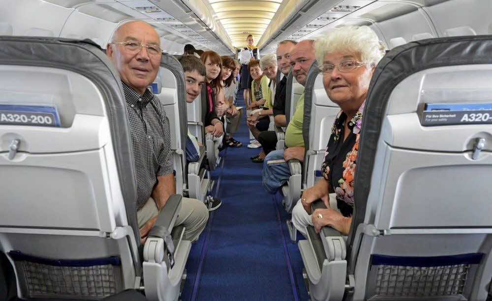 Mit dabei auf dem Flug in die Vergangenheit: Die MZ-Leser Wolfgang Balzer, Satyen Heyne, Julia Müller, Annett Müller und Edith Schmidt (linke Reihe von vorne). In der rechten Reihe sitzen von vorne nach hinten: Ingrid Balzer, Thomas Juska, Hendrik Schmidt, Ursula Süssemilch und Brigitte Naumann. Sie alle hatten ihre Tickets bei einer Aktion der MZ und der Lufthansa gewonnen - und zeigten sich durchweg begeistert von dem Jubiläumsflug.