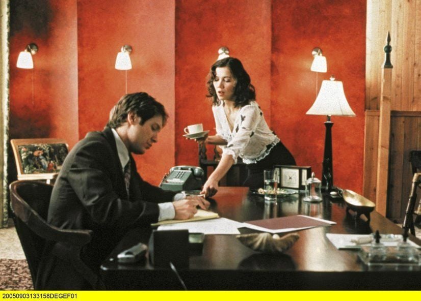 Lee Holloway bring ihrem Chef eine Tasse Kaffee.