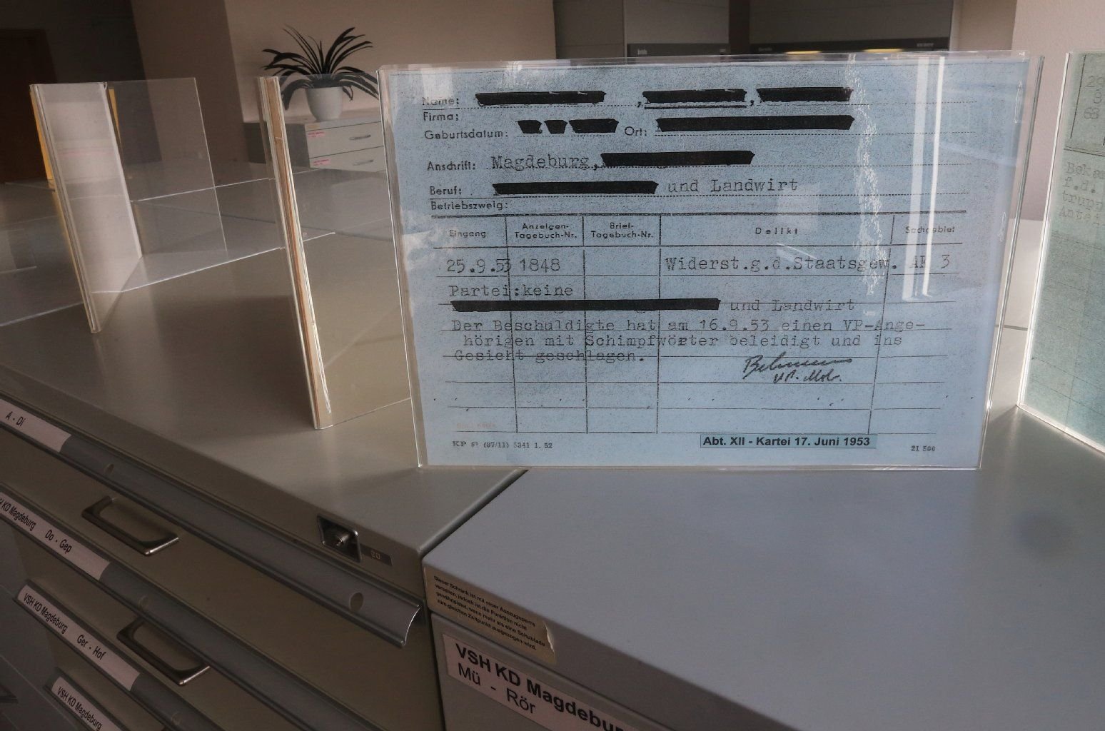 Eine vergrößerte, teilweise geschwärzte Karteikarte steht in Magdeburg in der Behörde des Bundesbeauftragten für die Unterlagen des Staatssicherheitsdienstes der ehemaligen Deutschen Demokratischen Republik (BStU)
