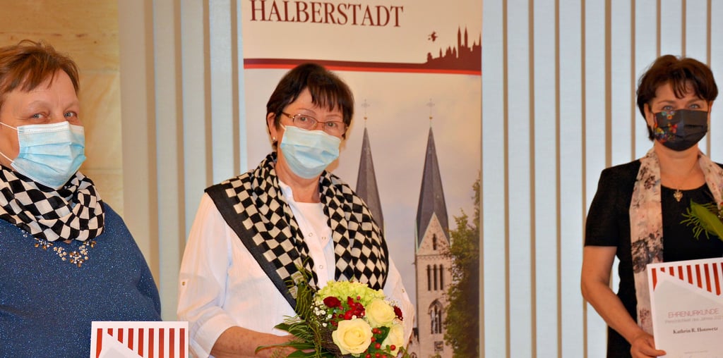 Gudrun Ühre und Renate Martens vom Schachverein Ströbeck sowie Kathrin Hotowetz (von links) nahmen am 22. April im Halberstädter Ratssaal die Urkunden für die Auszeichnung als Verein des Jahres und als Person des Jahres entgegen.