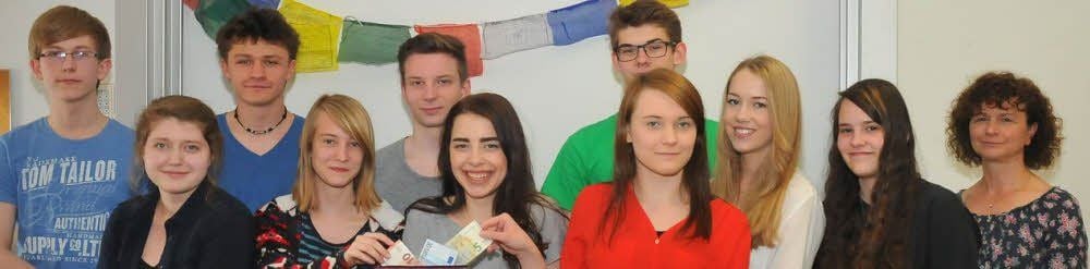 Der Kurs Rechtskunde hat mit der Spendenaktion begonnen. Die Gebetsfahnen und die Sammeltasche zeigen eine Verbindung in das betroffene Gebiet.