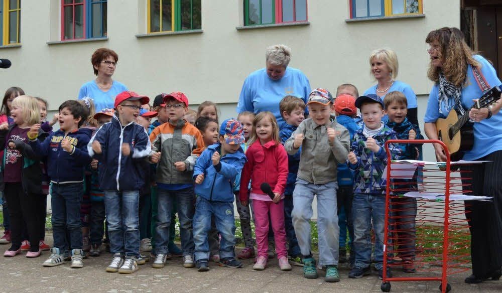 Die Mädchen und Jungen waren mit viel Enthusiasmus beim Singen dabei.