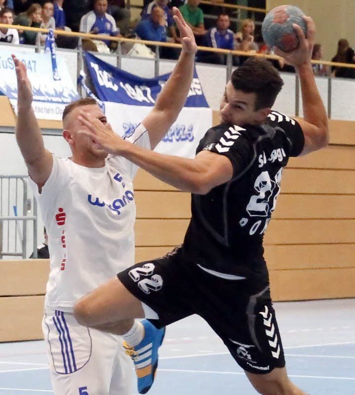 So wünschen sich die Spergauer den slowakischen Neuzugang Daniel Orlovsky (Nr. 22) am liebsten. Dynamisch setzt er sich im Spiel gegen TuS Radis durch und wuchtet den Ball ins Tor.