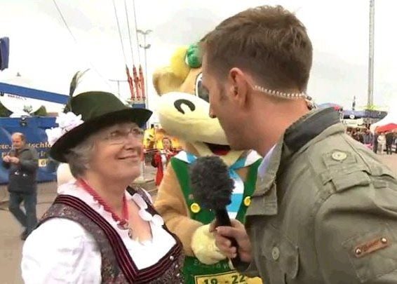 Eislebens Oberbürgermeisterin Jutta Fischer (SPD) wirbt im Gespräch mit dem MDR-Reporter für das „Oktoberfest des Ostens“.