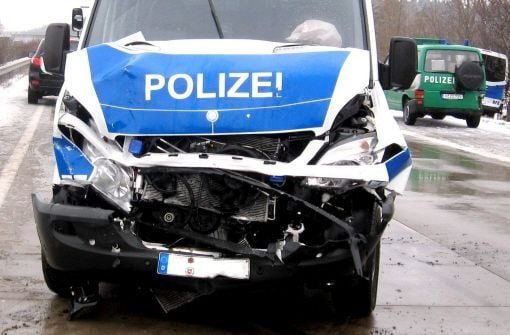 Wer trägt die Schuld, wenn ein Polzeiauto im Einsatz mit einem anderen Auto zusammen prallt?