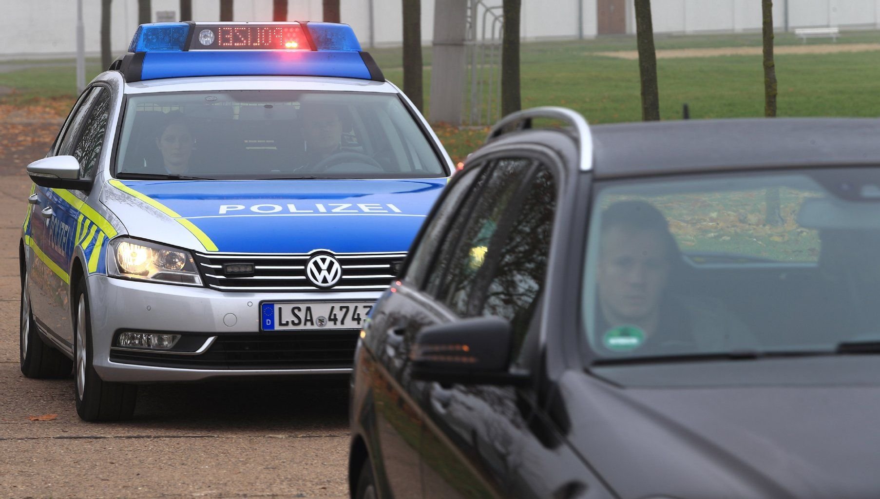 Die Polizei Sachsen-Anhalts stellt in Magdeburg einen neuartigen Sirenenton und Blinklicht vor.