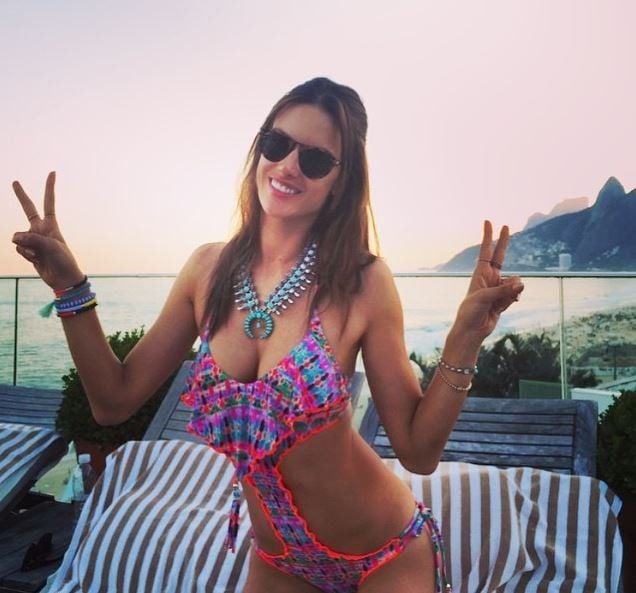 „Hello Friday" schreibt Alessandra Ambrosio zu diesem Foto. Wer würde da nicht gern mit ihr in die Auszeit am Wochenende starten?