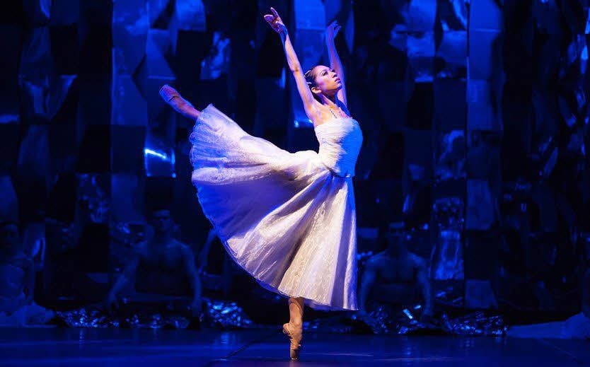 Ayana Kamemoto in der Rolle der Odette