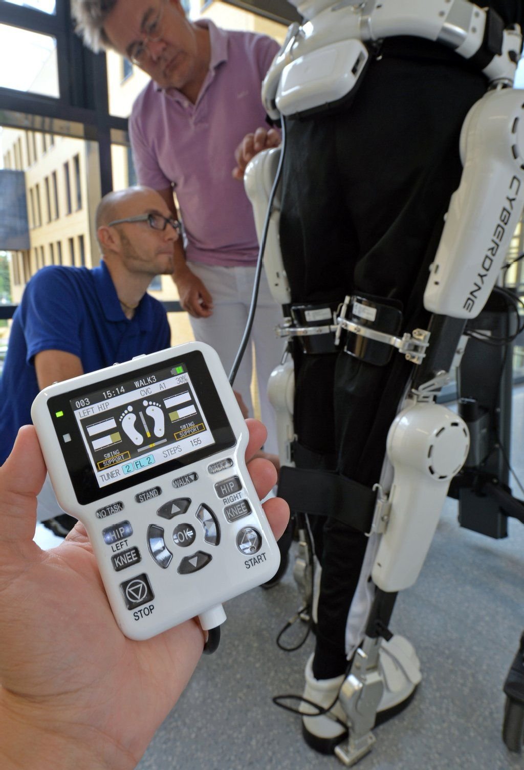 Die robotergestützten Systeme gelten bisher als Neuland in der medizinischen Rehabilitation. In der Erprobung dieser Roboteranzüge an Patienten gilt das Rückenmarkzentrum der Klinik in Halle weltweit als einer der Vorreiter.