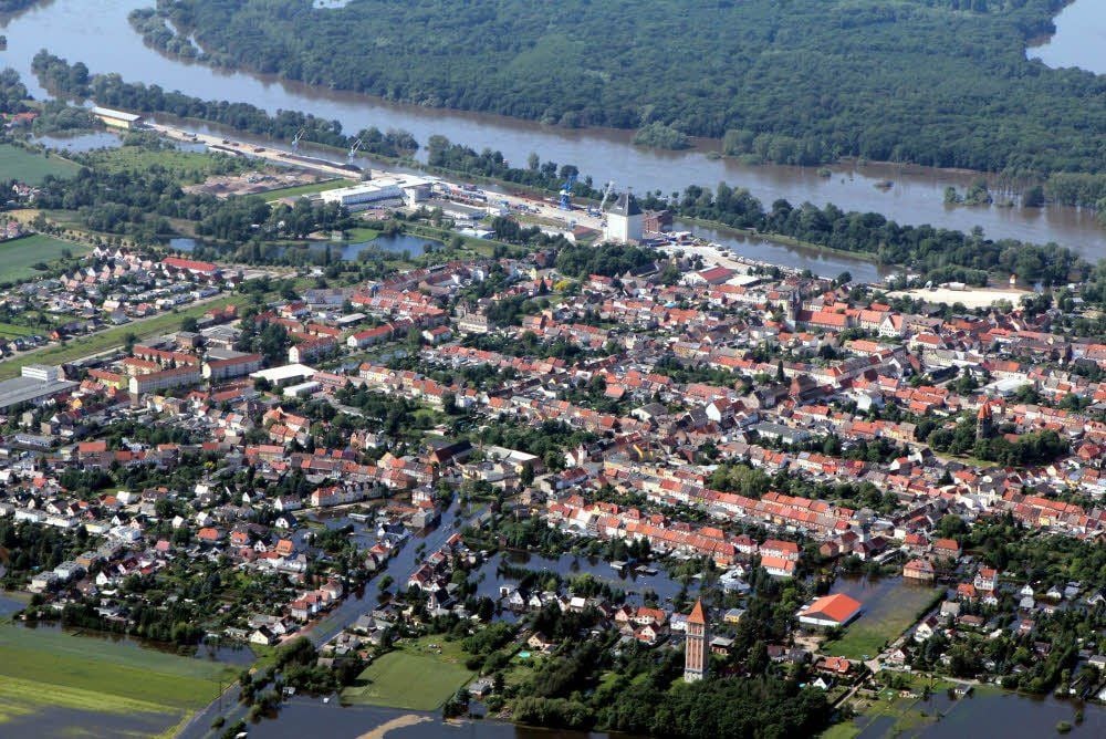 Blick auf Aken. Das Foto entstand am 11. Juni gegen 16 Uhr. Möglich gemacht hat es Hobbypilot Jürgen Paschmionka, Vorsitzender des Flugsportvereins Köthen. An diesem Tag erreichte der Pegel in der Stadt 7,12 Meter.