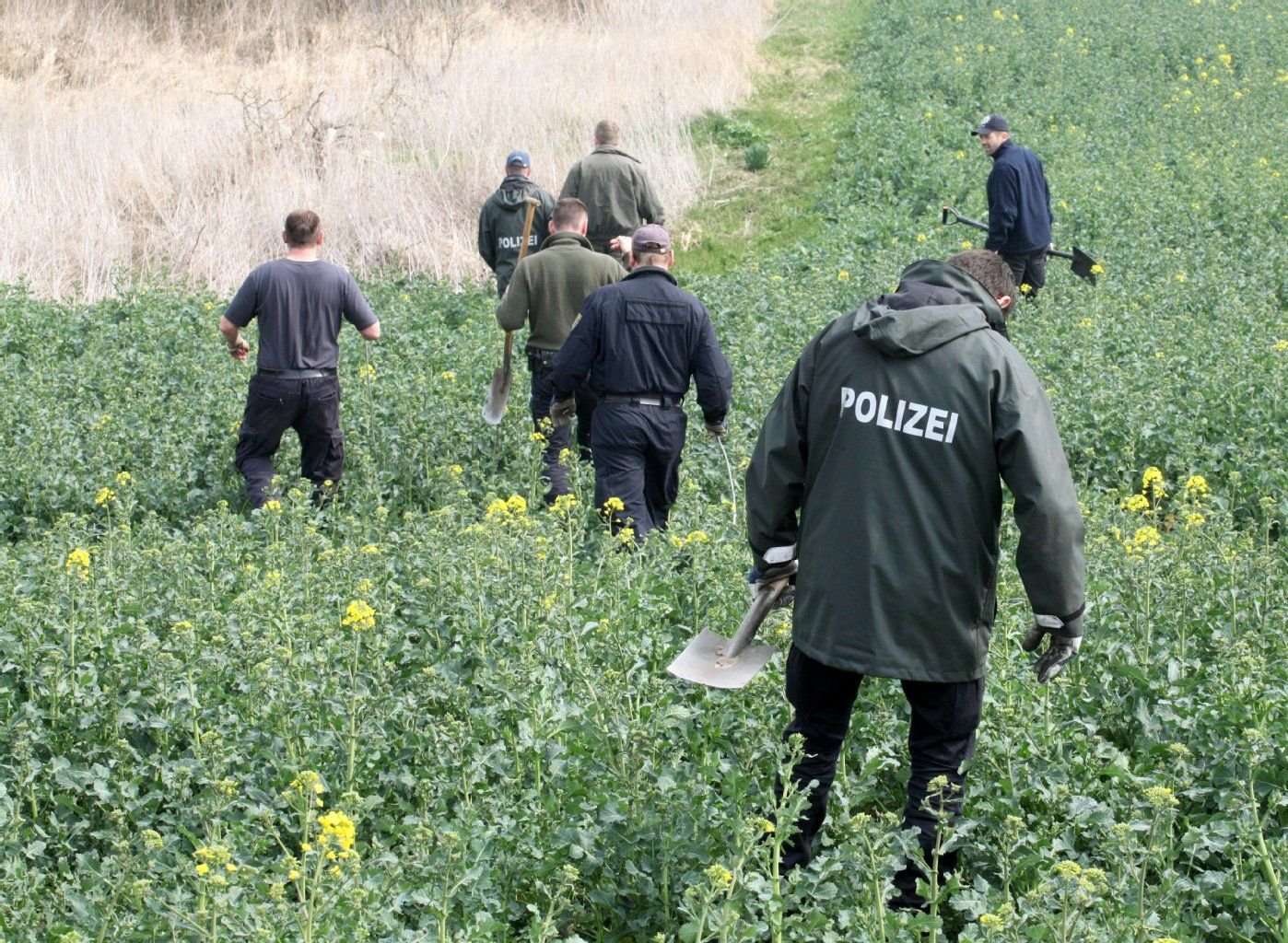 Anfang April durchsuchte die Polizei ein Grundstück bei Dieskau auf der Suche nach einer 84 Jahre alten Rentnerin.