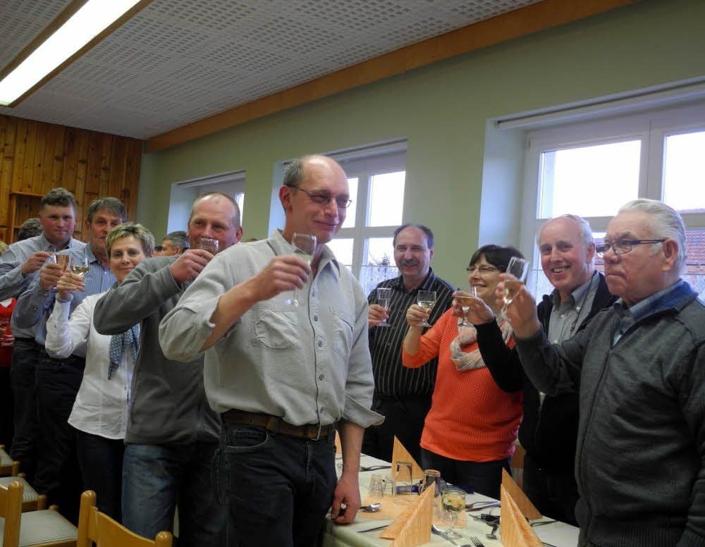„Prosit auf viele fröhliche Stunden!“ Im neugestalteten Dorfgemeinschaftshaus lässt es sich gut feiern, das hat schon die Einweihungsparty mit allen fleißigen Helfern bewiesen.