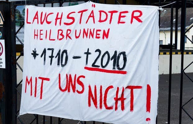 Mit Plakaten protestierten die Mitarbeiter des Heilbrunnens damals gegen die Unternehmensspitze, die das Traditionsunternehmen in die Pleite geführt hatte.