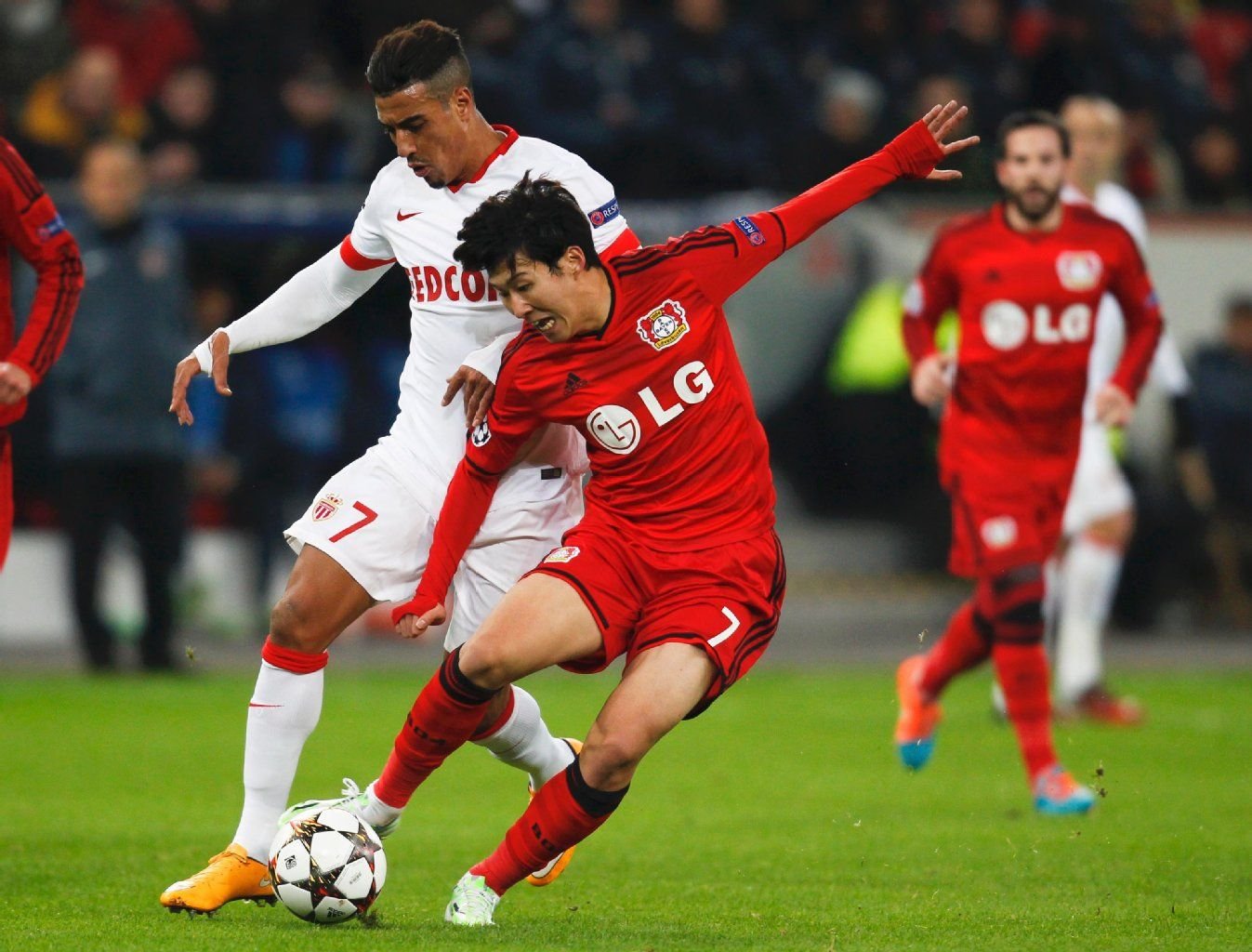 Heung-Min Son (r.) im Duell mit Monacos Nabil Dirar