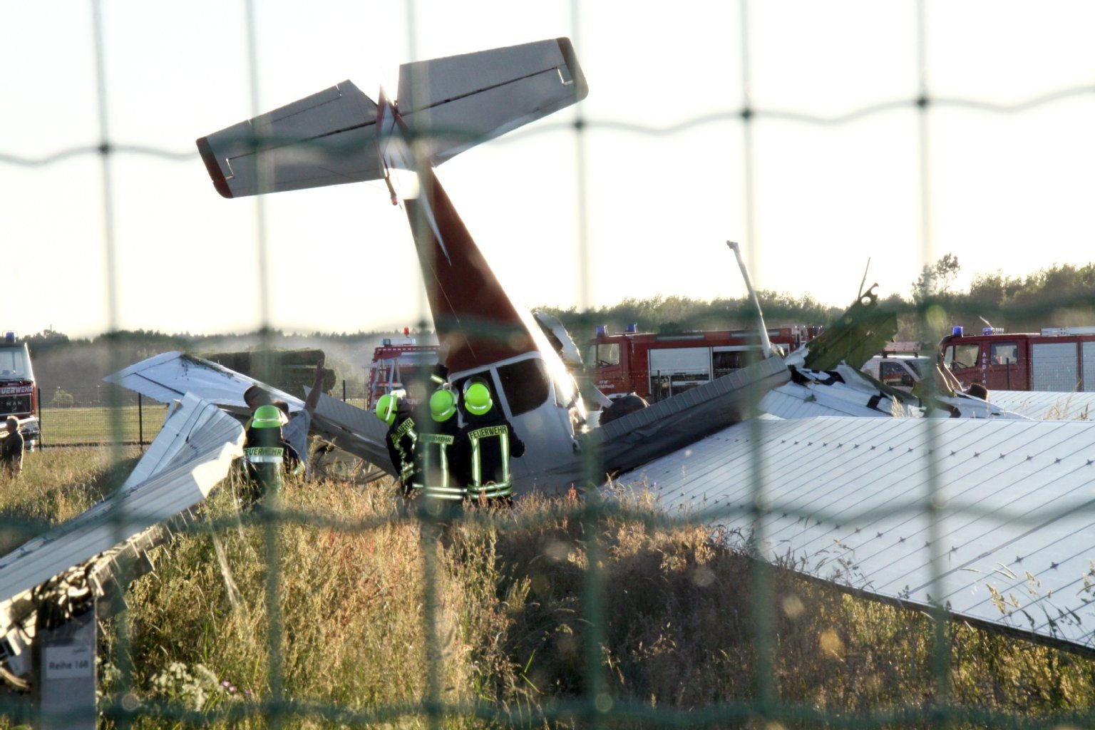 Eine abgestürzte Cessna 172 steht kopfüber in einem Solarfeld, das an den Kamenzer Flugplatz angrenzt.