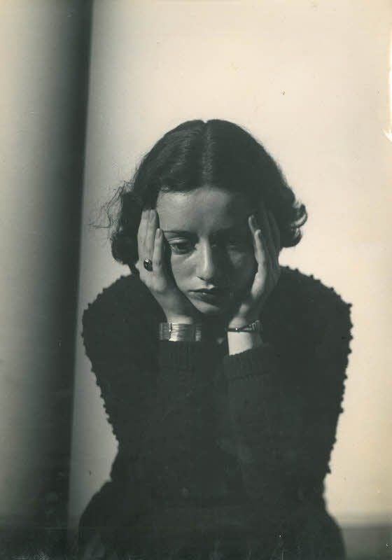 Lore Krüger, 1937 fotografiert von der Moholy-Nagy-Schülerin Florence Henri.