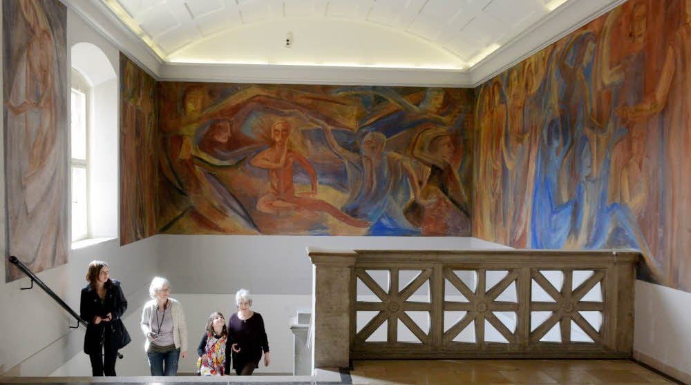 Der erste Auftrag der Stadt an die neue Kunstgewerbeschule unter Paul Thiersch war die Ausmalung des Treppenhauses im Landesmuseum.