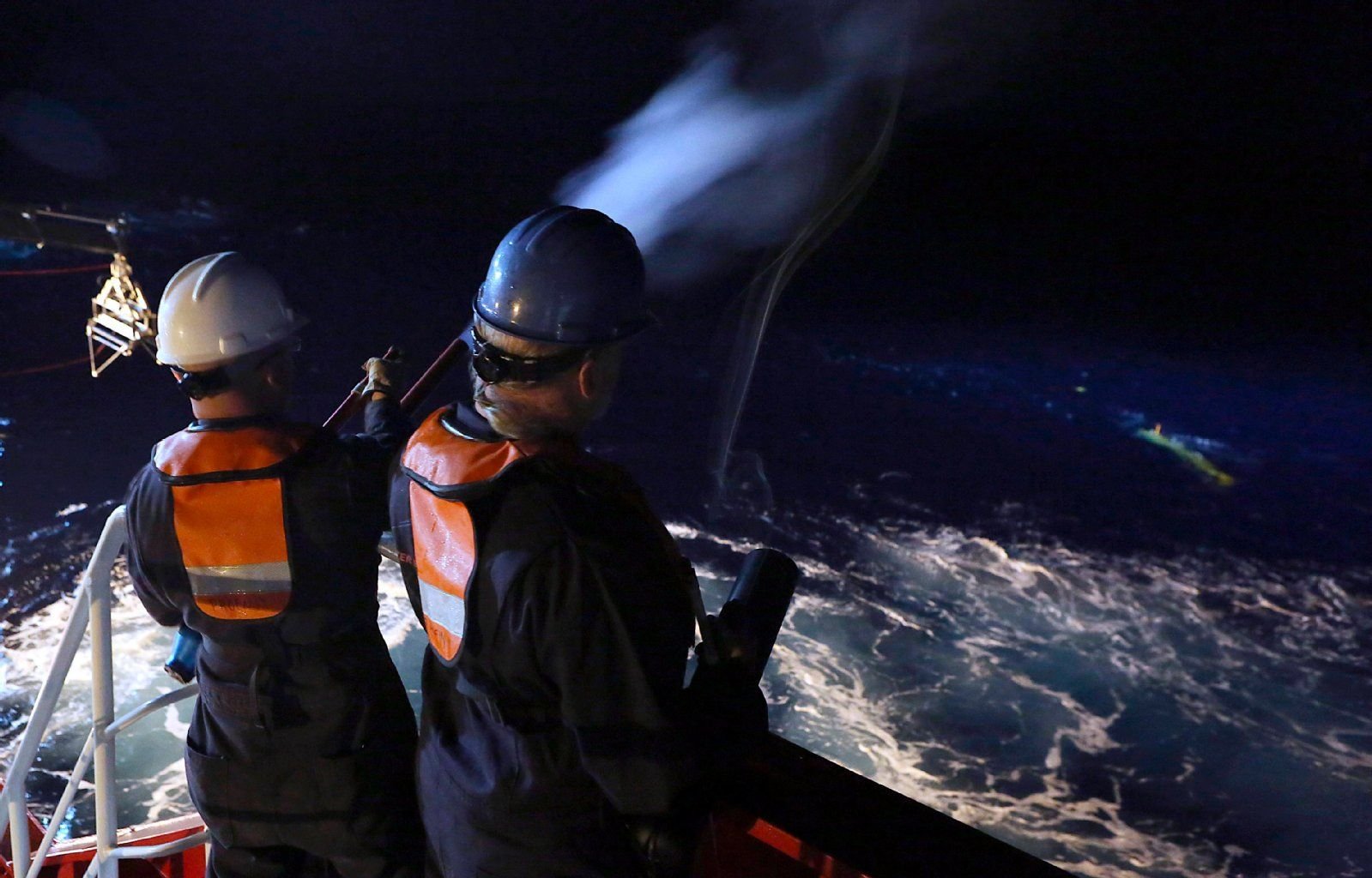 Die Suche nach Flug MH370 soll nur noch unter Wasser fortgesetzt werden.