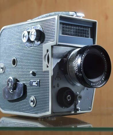 Das ist eine Pentaflex 8. Diese Schmalfilmkamera wurde in Dresden im VEB Pentacon gebaut.