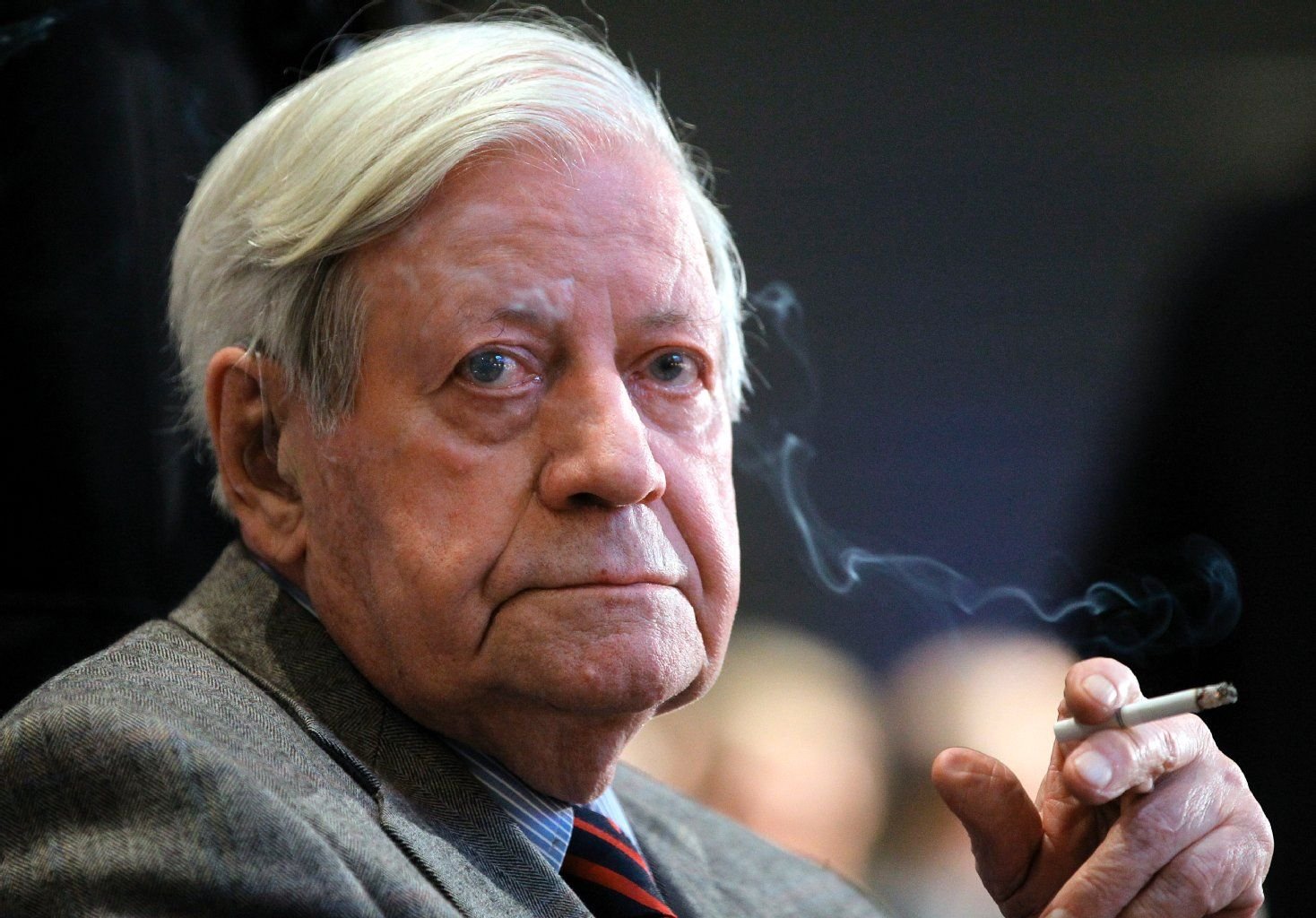 Der bekennende Kettenraucher Helmut Schmidt über seine Regierungszeit: "Ich bin etwa hundertmal bewusstlos geworden."
