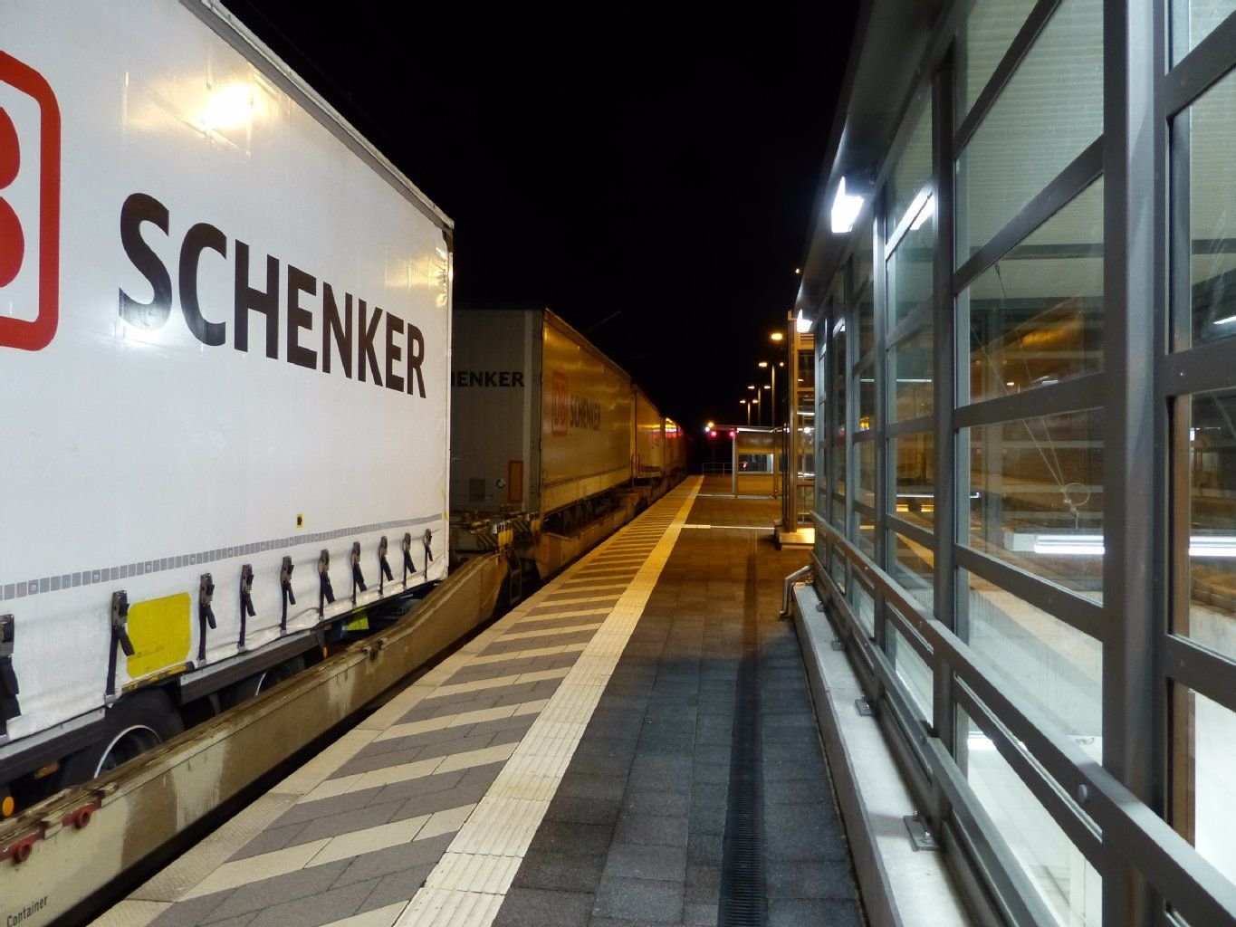 Auf dem Bahnhof Wolfen steht lediglich ein abgestellter Güterzug der DB Schenker mit vielen Lkw-Anhängern.