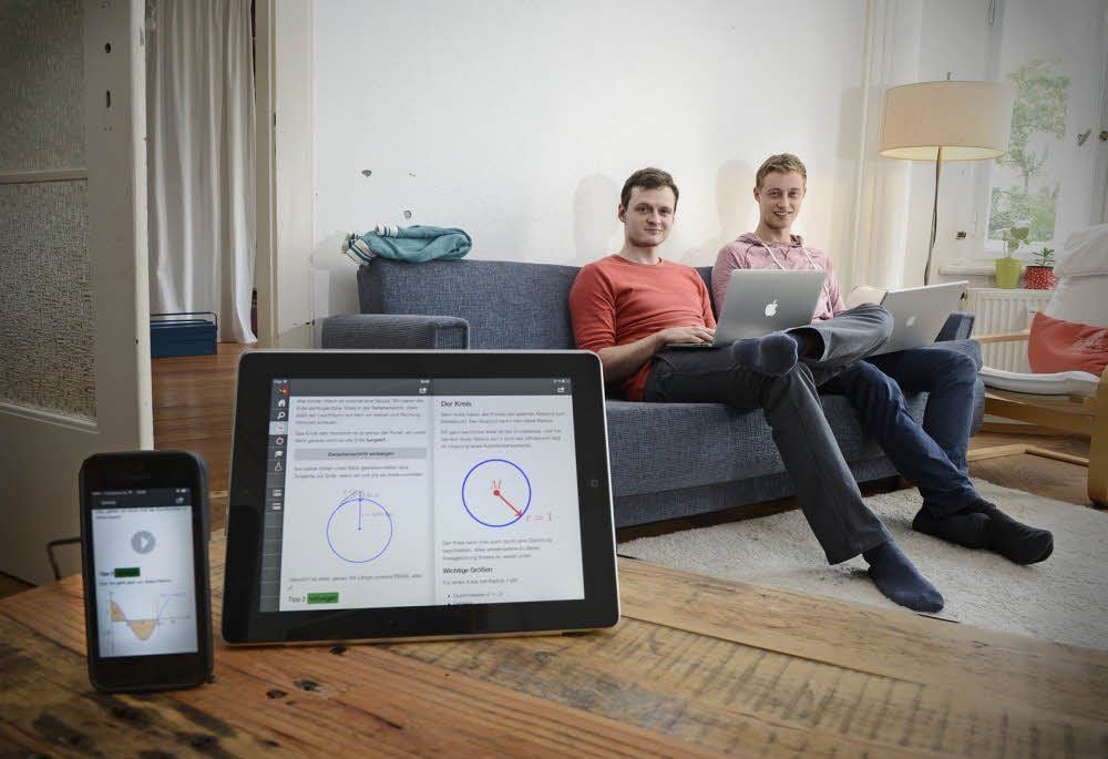 Stephan Claus (l.) und Robert Koschig, die Entwickler der Smartphone-App „Massmatics - Mathe für Studenten und Abitur“